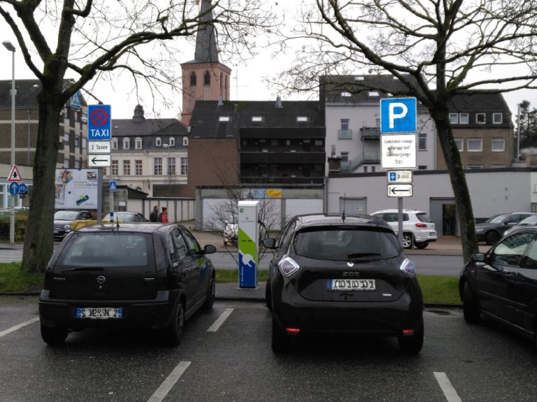 Strom tanken am Doerkesplatz – Beschilderung wird auf Wunsch der Grünen geändert