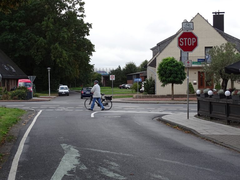 Entschärfung Ecke Lindenallee / K3 durch Stopp-Schild